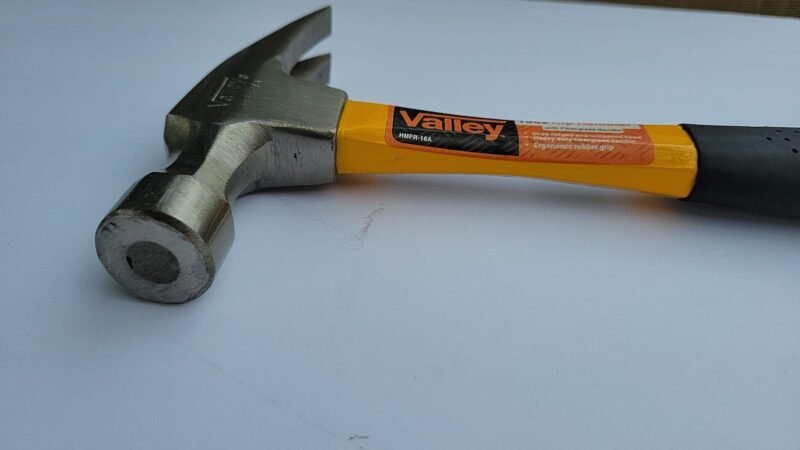 VALLEY 16oz RIP HAMMER WITH FIBERGLASS HANDLE AND MAGNET